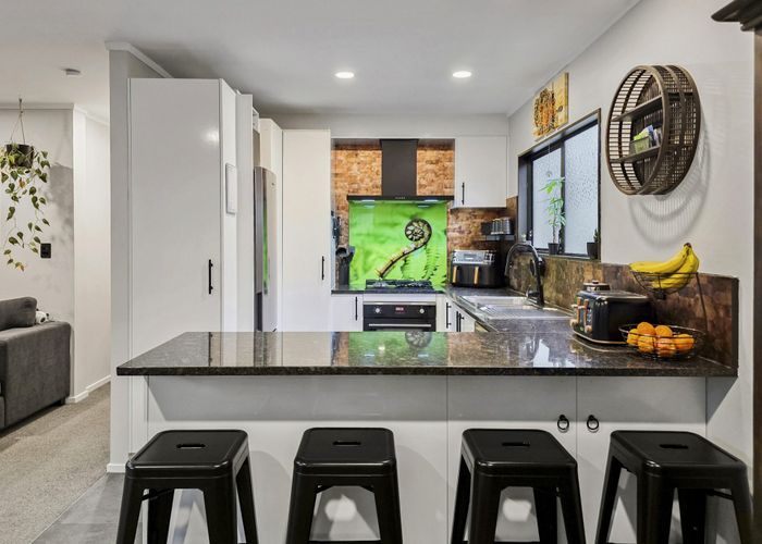  at 2/22 Merton Avenue, Glenfield, North Shore City, Auckland