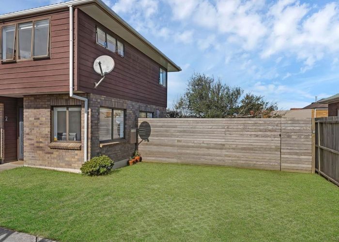  at 2/104 Blockhouse Bay Road, Avondale, Auckland