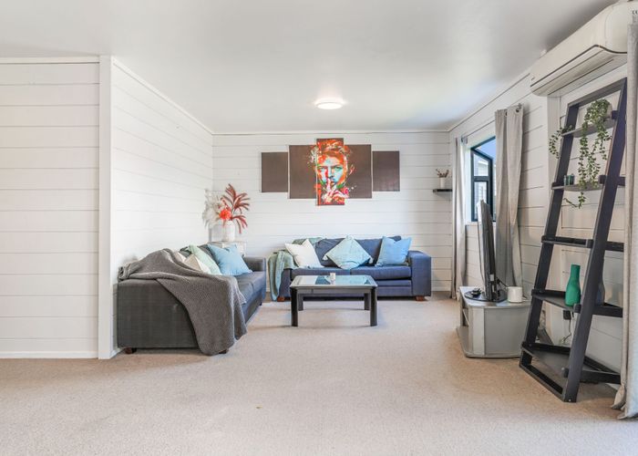  at 2/1 Redlands Grove, Swanson, Auckland