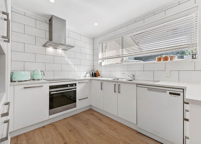  at 2/24 Geoffrey Road, Torbay, North Shore City, Auckland