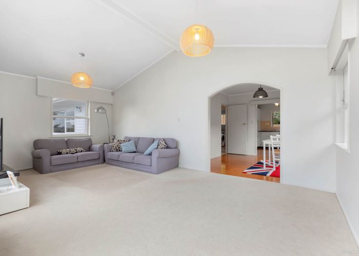  at 23 Easton Park Parade, Glenfield, Auckland