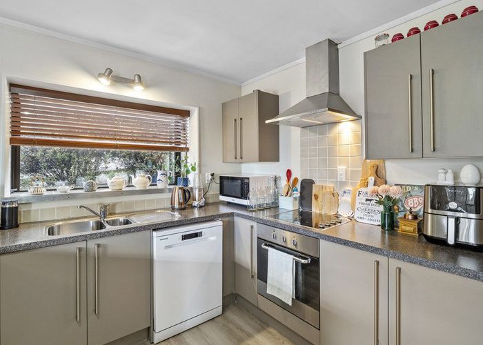  at 2/49 Carlisle Road, Torbay, Auckland