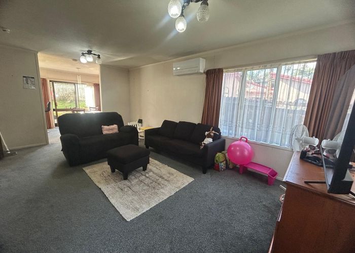  at 2/2 Photinia Place, Botany Downs, Manukau City, Auckland