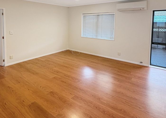  at 4/520 Don Buck Rd, Massey, Waitakere City, Auckland