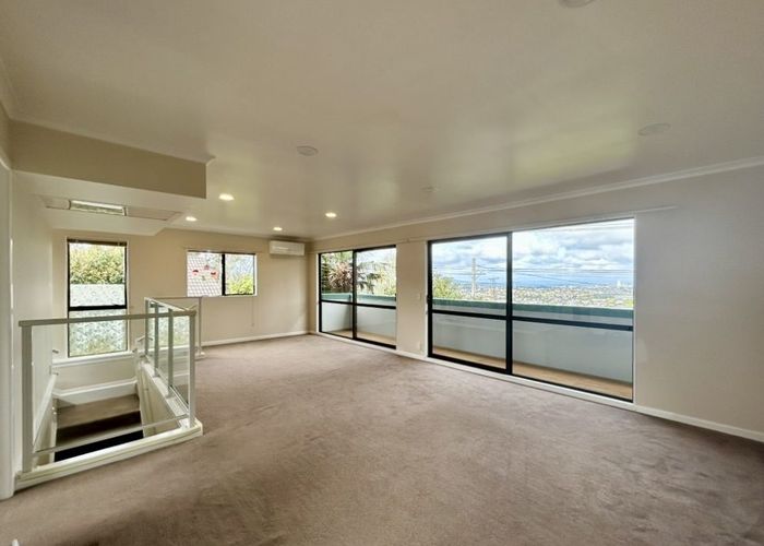  at 1/136 Sunset Road, Unsworth Heights, North Shore City, Auckland