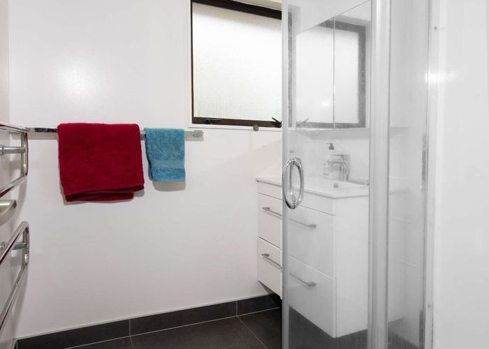  at 1/16 Atlantis Place, Totara Vale, North Shore City, Auckland