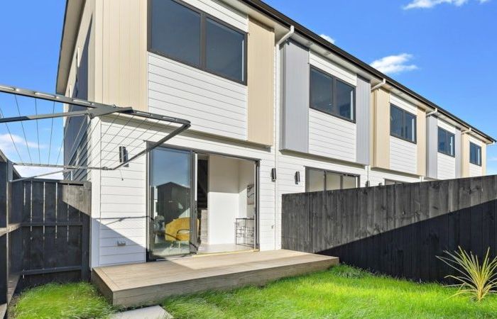  at 2/101 Botany Road, Botany Downs, Auckland