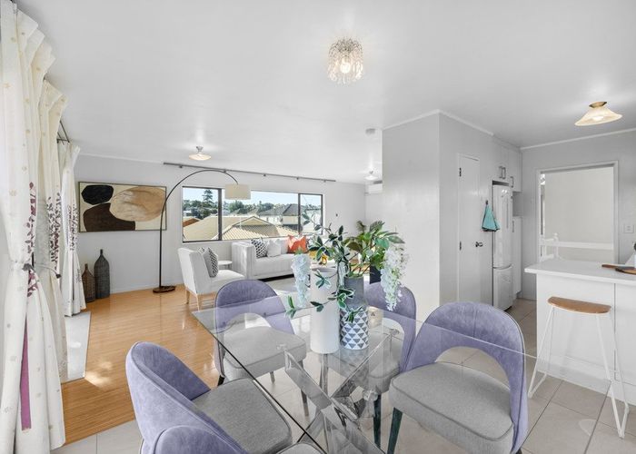  at 2/127 MOORE ST, Howick, Auckland