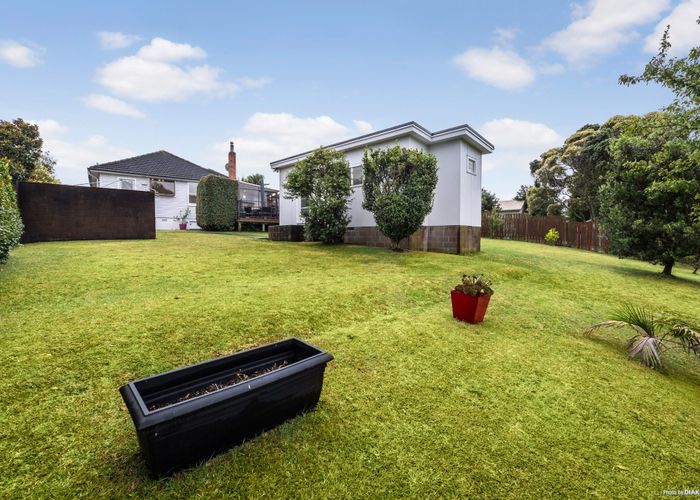  at 10 Weybridge Crescent, Glen Innes, Auckland City, Auckland