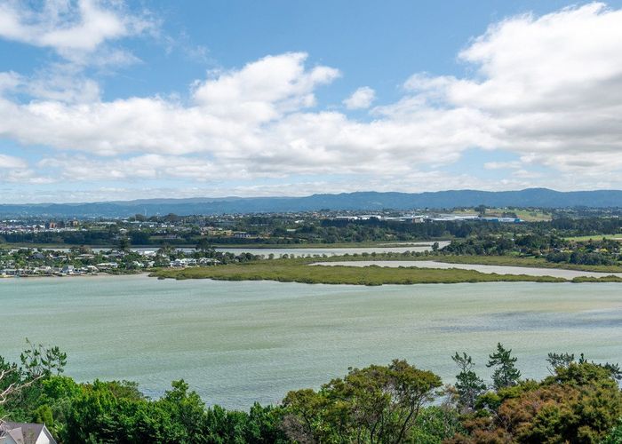  at 5 Chatham Avenue, Paremoremo, North Shore City, Auckland