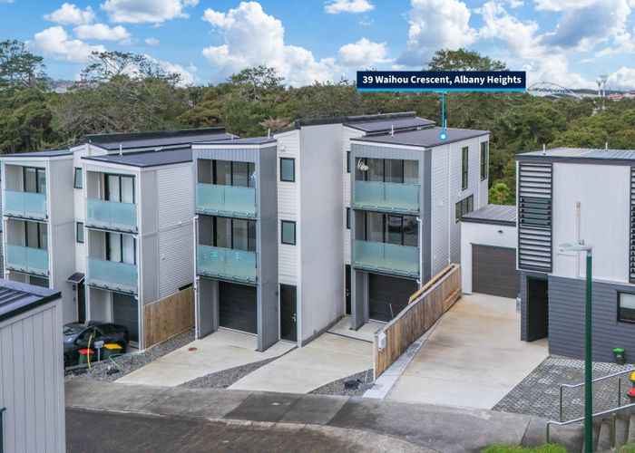  at 39 Waihou Crescent, Albany, North Shore City, Auckland
