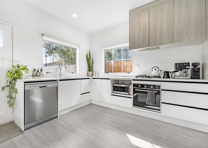 at 2/56 Northcote Road, Hillcrest, North Shore City, Auckland