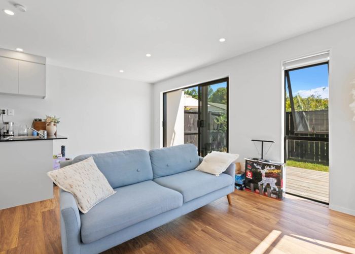  at 4/36 Kaipatiki Road, Glenfield, Auckland