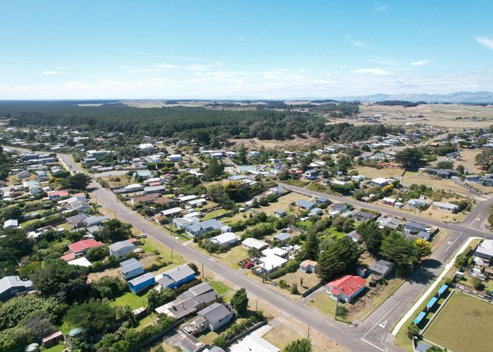  at 98 Park Avenue, Waitārere Beach, Levin