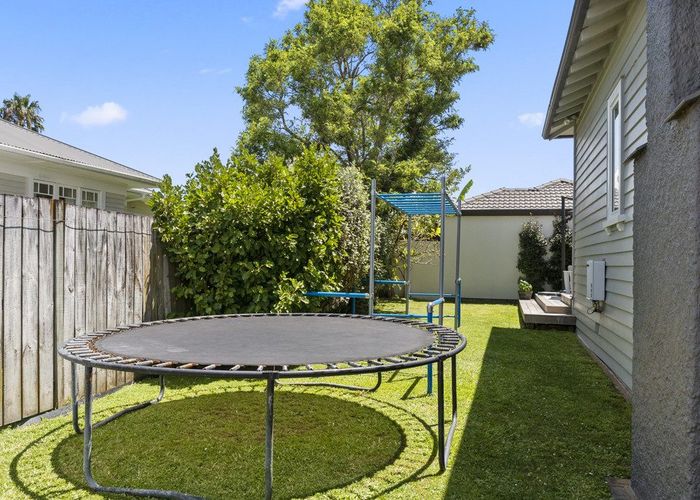  at 1/50 Norwood road, Bayswater, Auckland