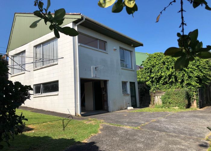  at 1/147 Chivalry Road, Glenfield, Auckland