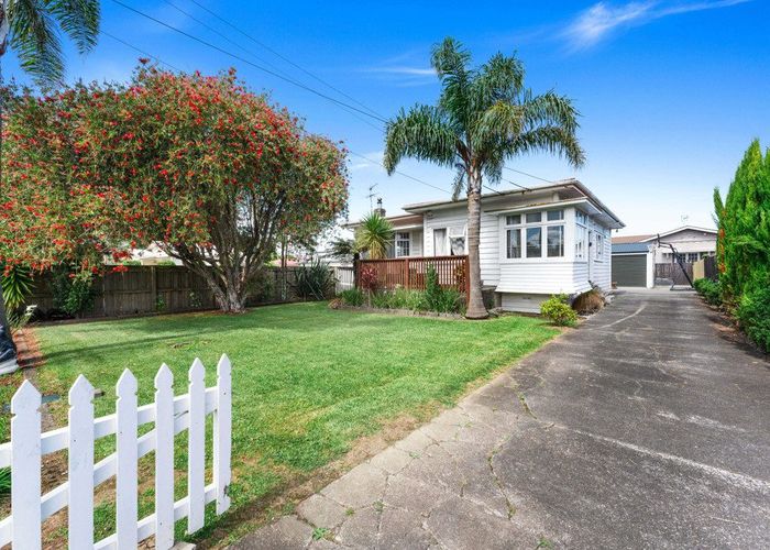  at 17 Kenderdine Road, Papatoetoe, Auckland