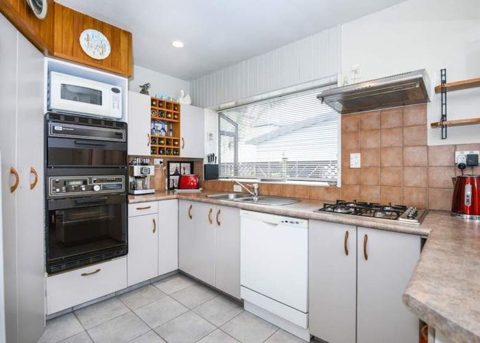  at 2/18 Wairakei Street, Greenlane, Auckland
