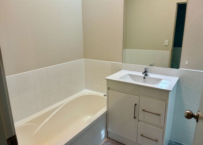  at 12 Verdale Circle, Glen Eden, Waitakere City, Auckland