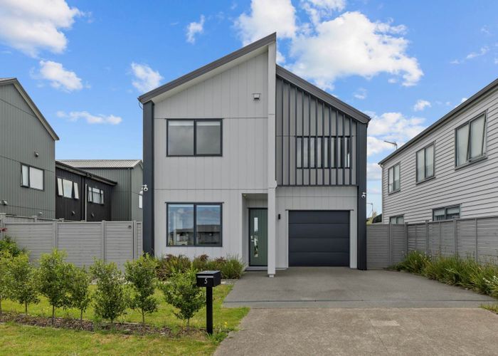  at 5 Parkmore Drive, Papakura, Papakura, Auckland