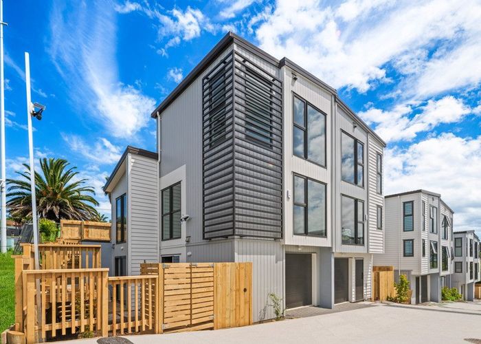  at 3/1088 Beach Road, Torbay, North Shore City, Auckland