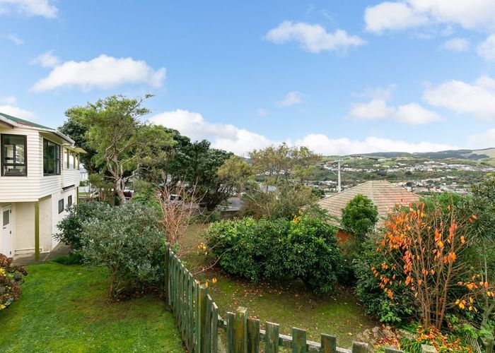  at 33 Hampton Hill Road, Tawa, Wellington