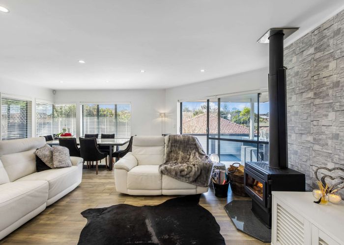  at 2/100 Gosford Drive, Botany Downs, Auckland