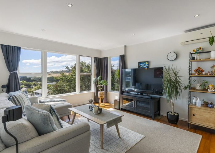  at 19 Kahikatea Grove, Paparangi, Wellington