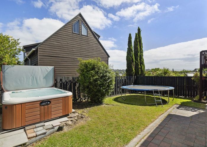  at 1/870 Beach Road, Waiake, Auckland