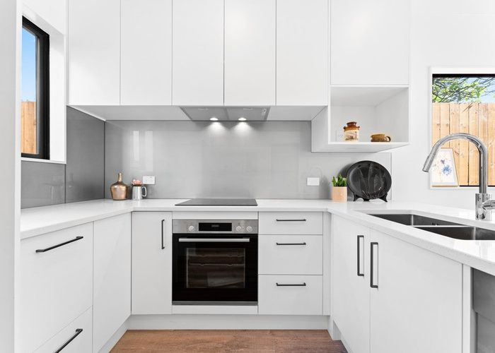  at 2/91 Beach Road, Te Atatū Peninsula, Auckland