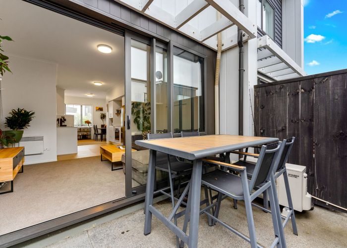  at 6 Hononga Lane, Northcote, Auckland