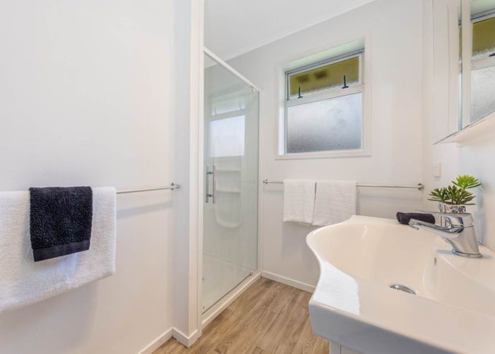  at 4/213 Penrose Road, Mount Wellington, Auckland