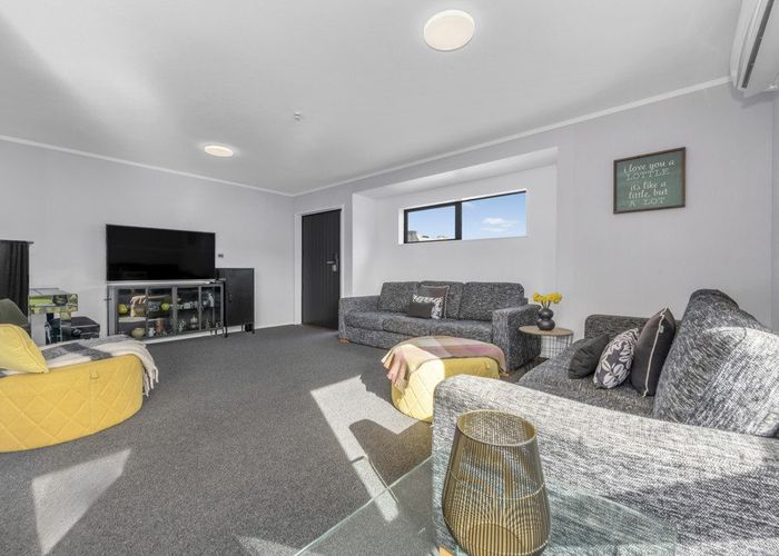  at 2/10 Pinewood Grove, Botany Downs, Manukau City, Auckland