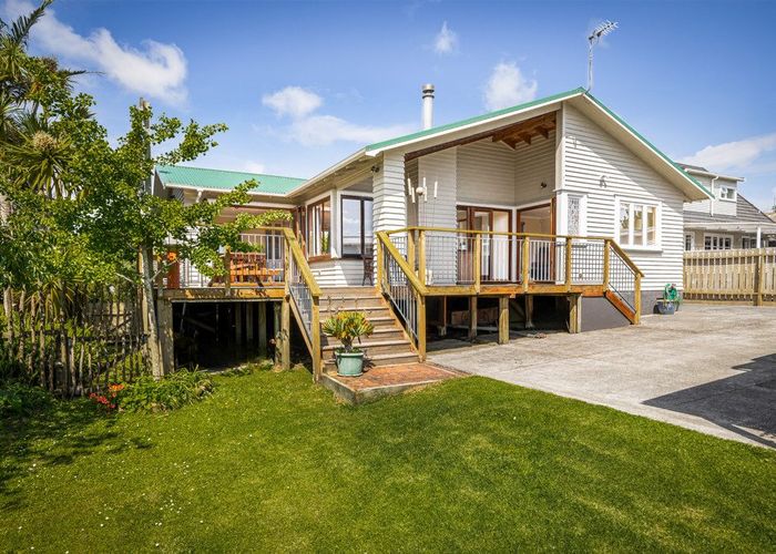  at 11 Cleve Road, Green Bay, Auckland