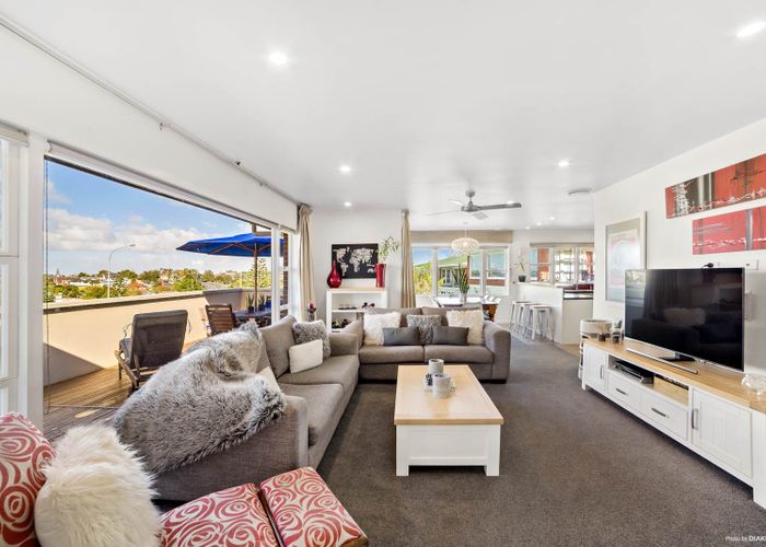  at 524 Glenfield Road, Glenfield, Auckland