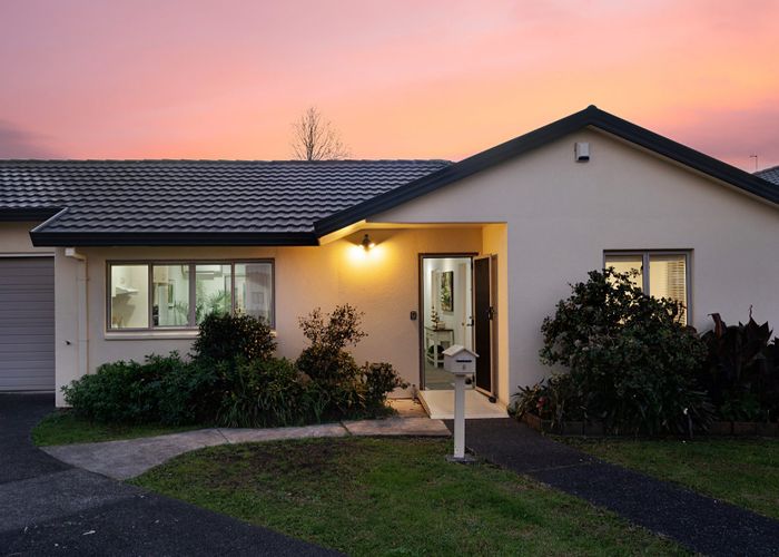  at 8 Lockington Avenue, Henderson, Auckland