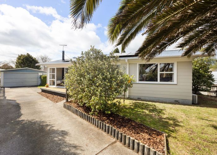  at 30 Deanwell Avenue, Deanwell, Hamilton