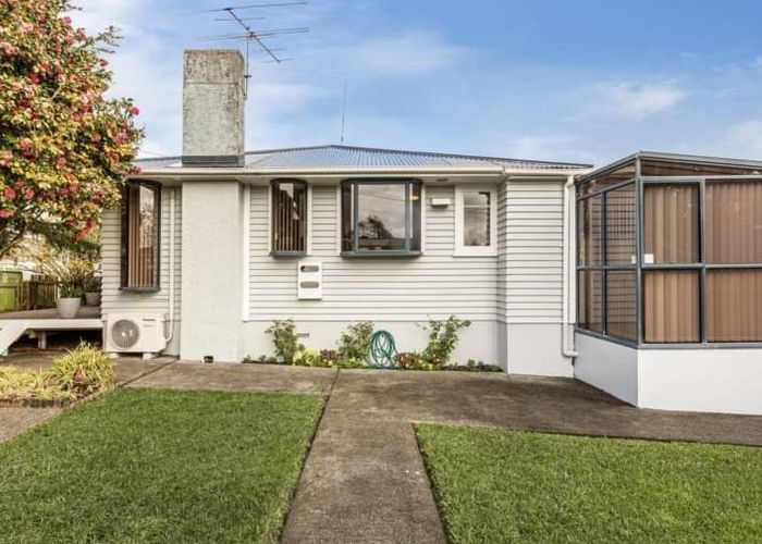 at 2 Beazley Place, Glendene, Auckland