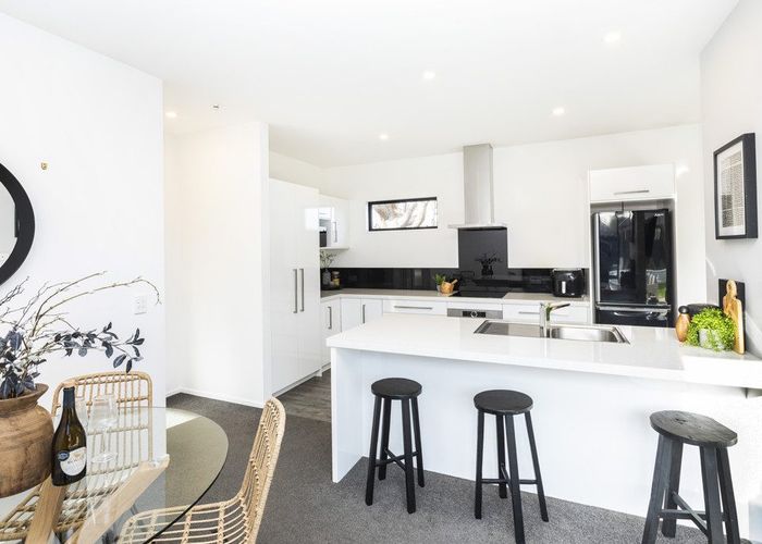  at 2/32 Burwood Road, Burwood, Christchurch