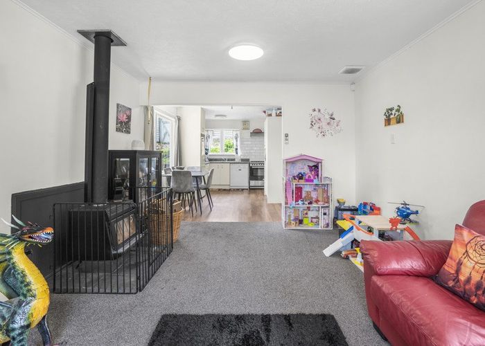  at 39 Vista Crescent, Maoribank, Upper Hutt