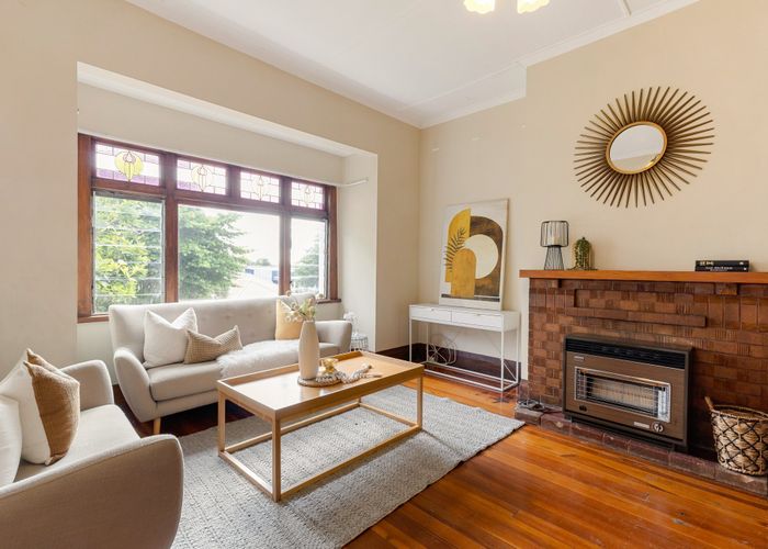  at 8 Pembroke Lane, Hamilton Lake, Hamilton