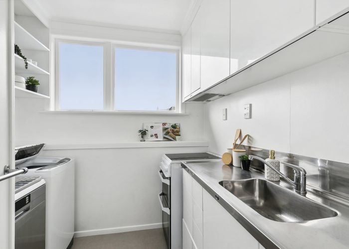  at 2/8 Mataroa Avenue, Northland, Wellington
