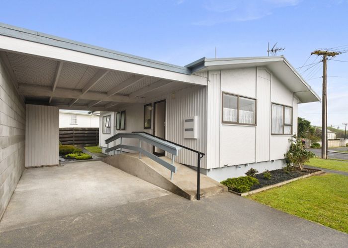  at 1/6 County Place, Tirau