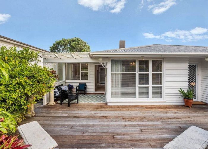  at 18 Selwyn Crescent, Forrest Hill, Auckland