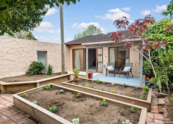  at 4/550 Glenfield Road, Glenfield, Auckland