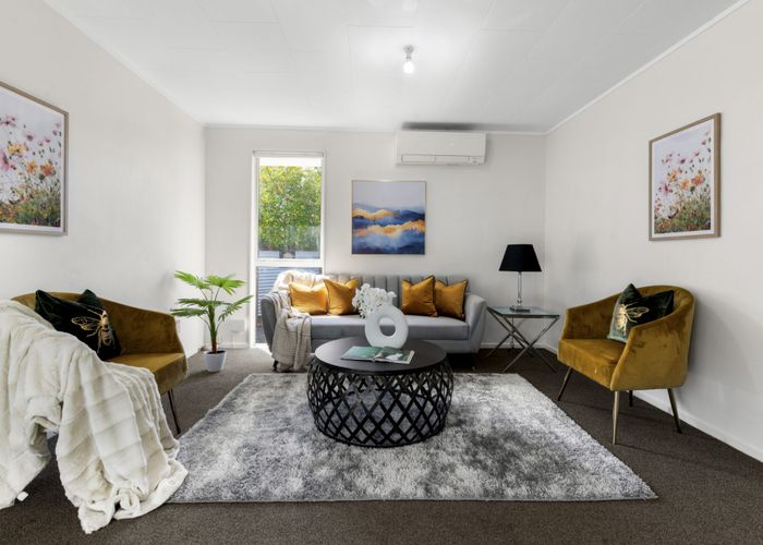  at 2/4 Hall Avenue, Māngere, Auckland