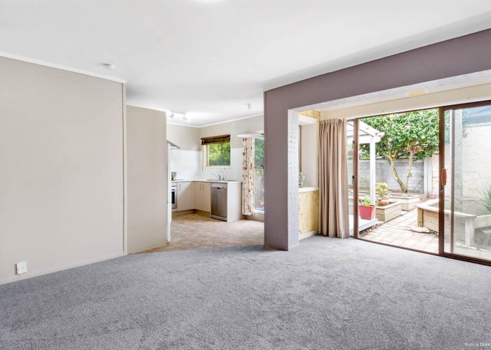  at 4/550 Glenfield Road, Glenfield, Auckland
