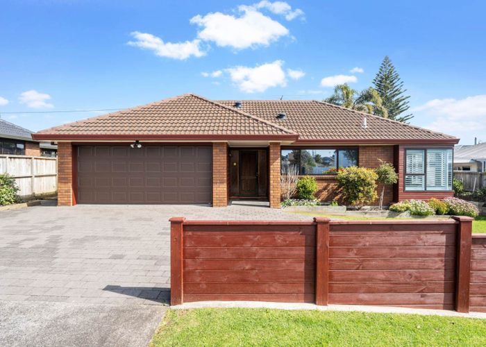 at 2/24 Woodbridge Lane, Milford, Auckland
