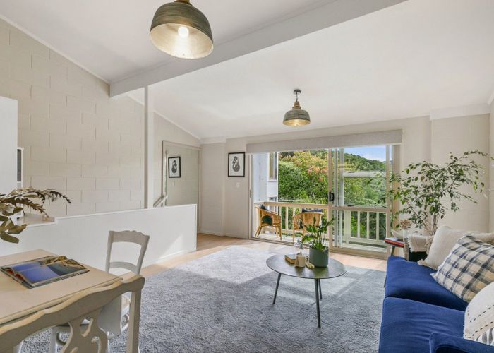  at 2/8 Narbada Crescent, Khandallah, Wellington