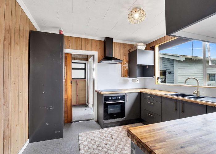  at 14 London Street, Aramoho, Whanganui, Manawatu / Whanganui